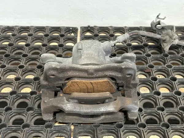 Pinça de travão dianteira direita OEM 6860268 6891080 image 4