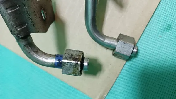 AUDI Q5 3.0 TDI Oil Cooler Lines 8R0317825K image 2