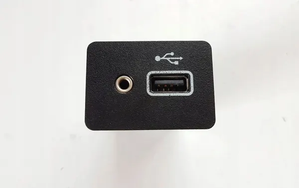 Puerto AUX USB Nissan OEM 284H35FA0C - Usado image 2