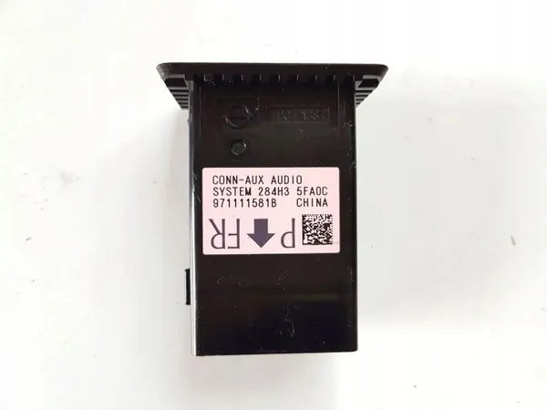 Puerto AUX USB Nissan OEM 284H35FA0C - Usado image 3