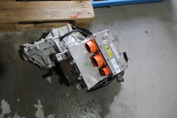 Motor elétrico Dacia Spring usado OEM 4DB401 image 2