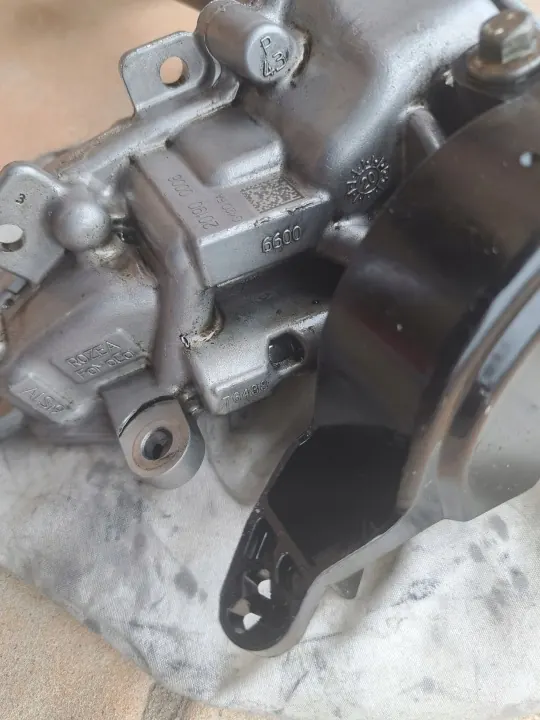 Pompe à huile OEM PLL26703 Ford Ranger Raptor 2020 image 3
