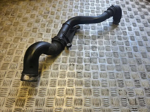 Volkswagen PASSAT B6 Intercooler Schlauch 1K0145832E image 3