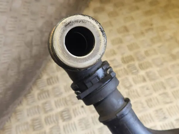 Volkswagen PASSAT B6 Intercooler Schlauch 1K0145832E image 5