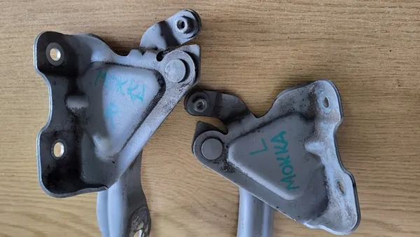 OPEL MOKKA A Hood Hinges Left Right Set 95141368 95141369 image 2