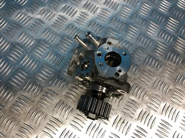 VW Touareg II 3.0 TDI Kraftstoffpumpe image 2