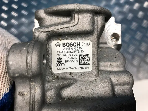 VW Touareg II 3.0 TDI Kraftstoffpumpe image 4