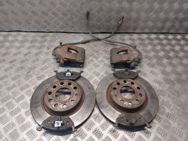 Begagnade Bromsskivor + Belägg + Bromsok Fram Skoda Octavia image 2
