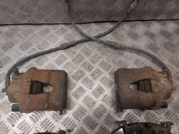 Begagnade Bromsskivor + Belägg + Bromsok Fram Skoda Octavia image 3