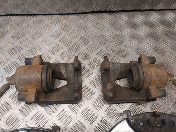 Begagnade Bromsskivor + Belägg + Bromsok Fram Skoda Octavia image 4