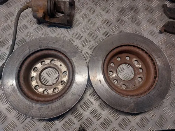 Begagnade Bromsskivor + Belägg + Bromsok Fram Skoda Octavia image 8
