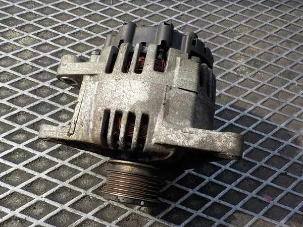 KIA CEED HYUNDAI I30 1.6 CRDI Vaihtovirtageneraattori 37300-2A150 image 2