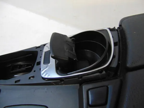 BMW 5 F10 F11 2.0D middenconsole armsteun OEM image 7
