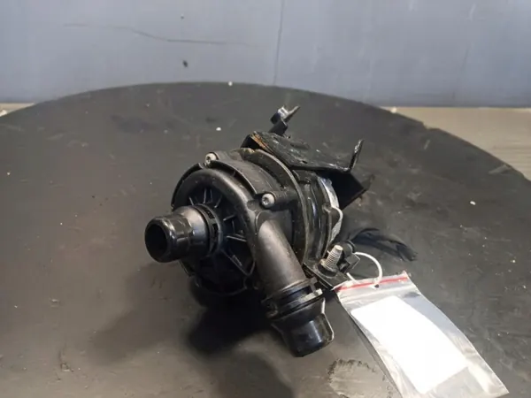 Mercedes vattenpump OEM A0005002686 - Begagnad image 4