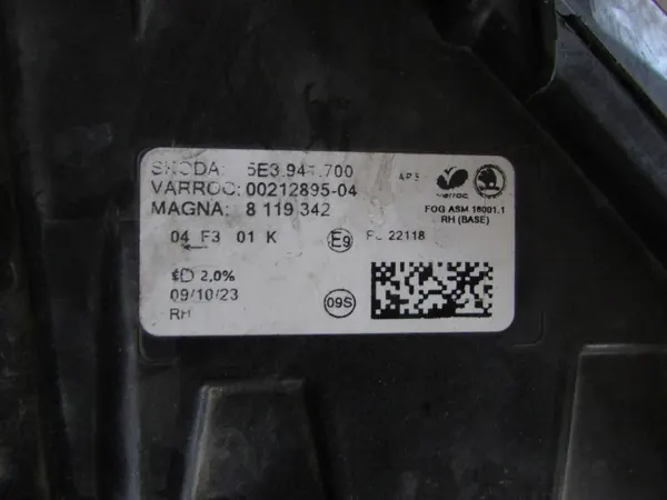 OEM 5E3941700 Phare antibrouillard halogène droit Skoda Octavia IV image 4