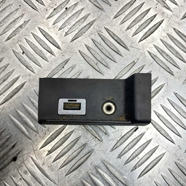 USB/AUX-port OEM ERQRQRF för Volvo V70/XC70/S80 image 2