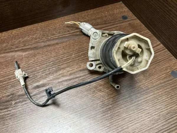 Filtro de combustible Toyota OEM 2338027090 - Usado image 4