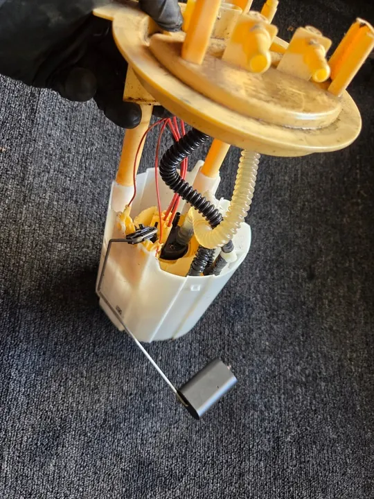 Bomba de combustible Mercedes Sprinter A907 470 24 00 image 2