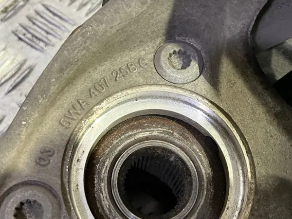Framhjulsnav höger sida OEM 5WA407258C Cupra Formentor image 4