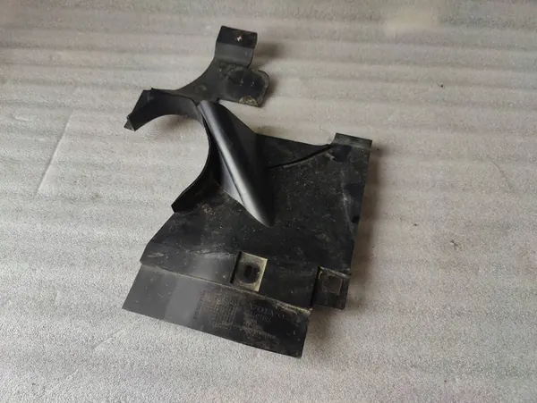 Volvo V60 2020 Protection sous-châssis avant gauche OEM 31497193 image 1