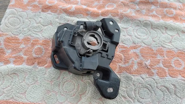 Faros antiniebla Mazda OE KD5351684A image 2