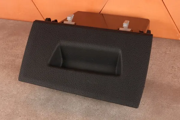 OEM 9211310 Förare Konsolförvaring Svart - Begagnad image 3