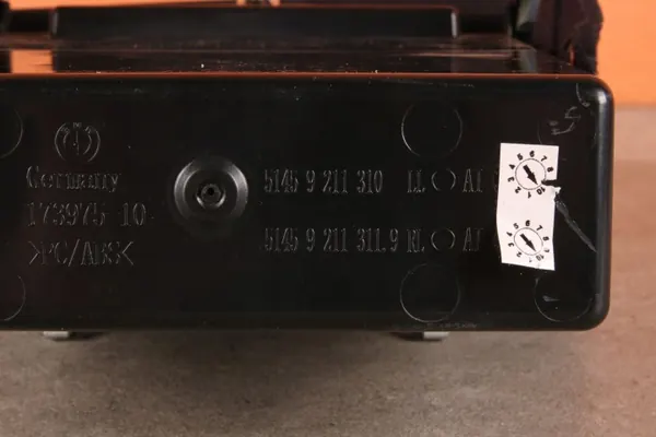 OEM 9211310 Förare Konsolförvaring Svart - Begagnad image 7