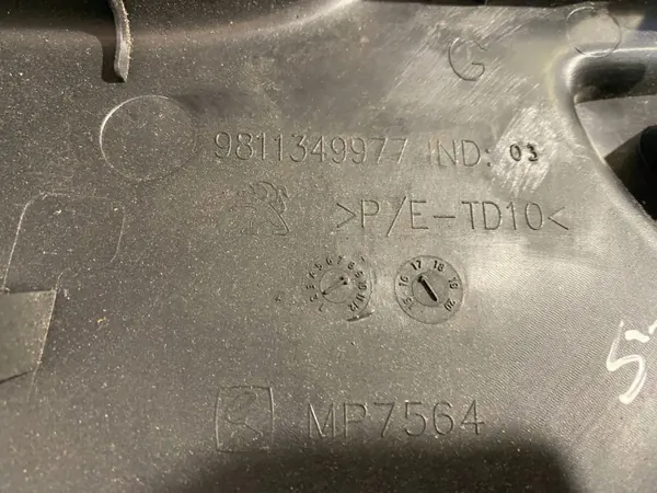 OEM 9811349977 Support d'étagère coffre Peugeot 5008 II image 4