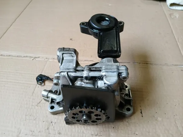 Bomba de aceite usada OEM 31670241 para Volvo D3 D4 D5 image 2