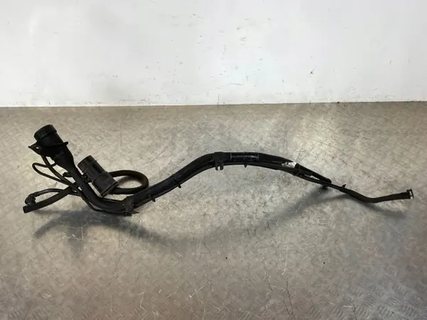 Jeep Kraftstoff-Einfüllstutzen OEM P68461478AB - Gebraucht image 2
