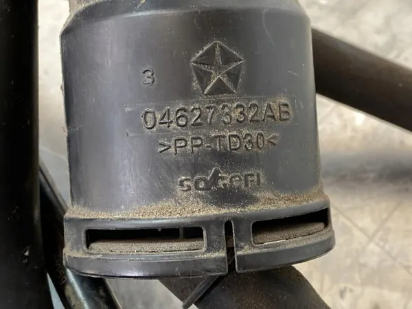 Jeep Kraftstoff-Einfüllstutzen OEM P68461478AB - Gebraucht image 3