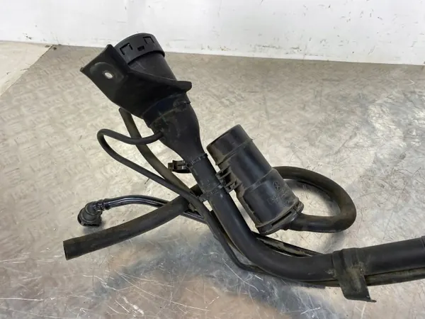 Jeep Kraftstoff-Einfüllstutzen OEM P68461478AB - Gebraucht image 4