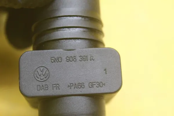 Ansaugrohr OEM 1K0129635C für Skoda Yeti image 3