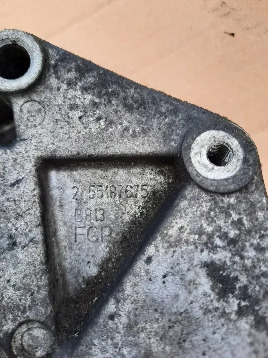 Support compresseur clim OEM 55187675 pour Opel Vectra C image 3