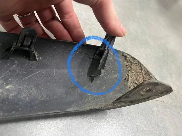 Vasen lokasuojan trimmi Dacia Spring 638139334R image 10