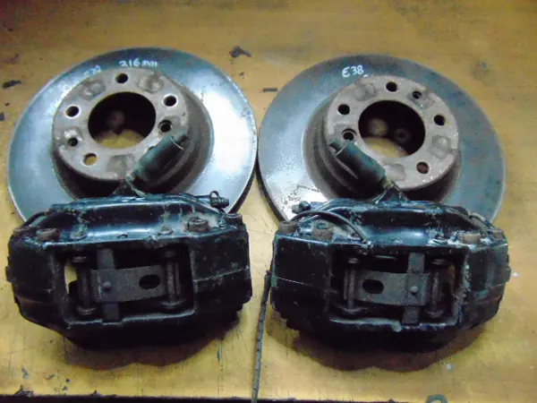Disques et Étriers de Frein Avant BMW E38 - 4 Pistons image 2