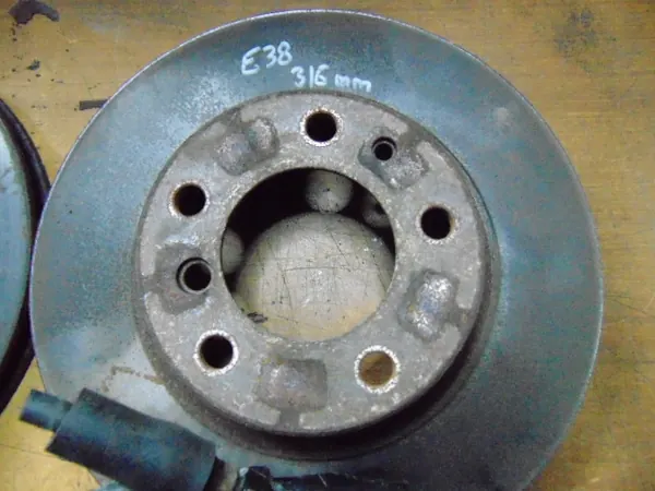 Disques et Étriers de Frein Avant BMW E38 - 4 Pistons image 3