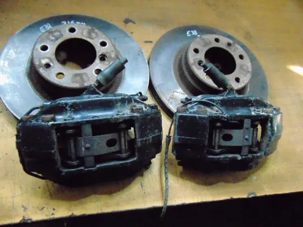 Disques et Étriers de Frein Avant BMW E38 - 4 Pistons image 5
