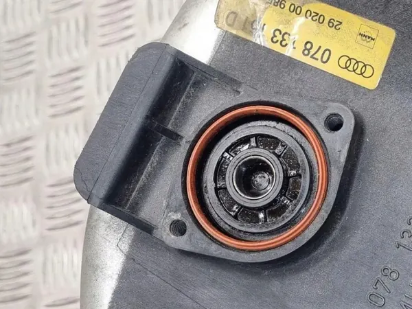 Colector de admisión usado OEM 078133223J para Audi A4 2.8L image 3