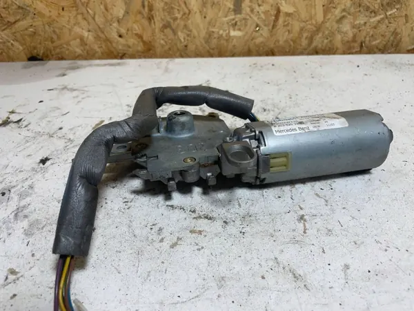 Moteur de toit ouvrant Mercedes-Benz OEM 0390200011 image 2