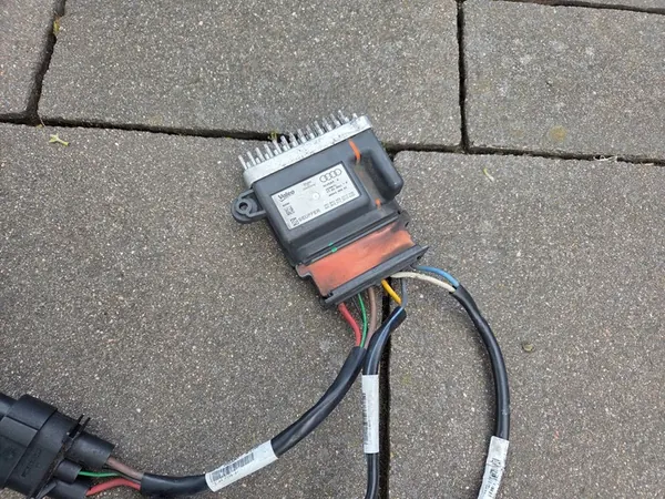 AUDI A4 B8 2.0 TDI Tuulettimen Ohjausmoduuli 8K0959501C image 3