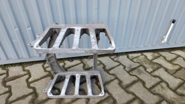 MAN TGX treeplankbeugel OEM 81615110023 image 2