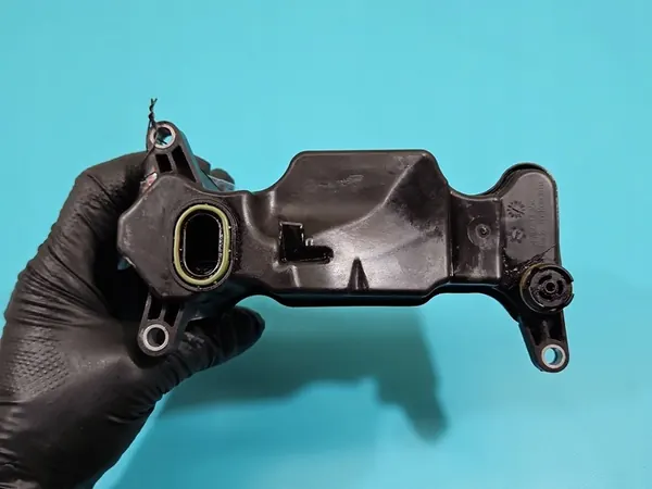 Carcasa de separador de aceite Mercedes C W205 2.0B image 5