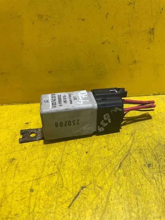 Ventilatorrelais Mercedes W639 OEM A0035422019 - Gebruikt image 2