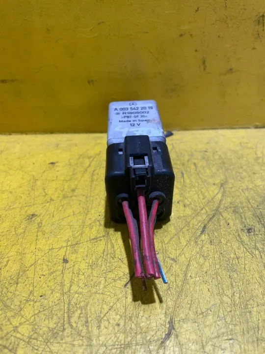 Ventilatorrelais Mercedes W639 OEM A0035422019 - Gebruikt image 3
