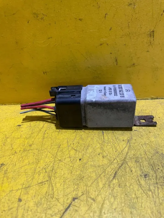 Ventilatorrelais Mercedes W639 OEM A0035422019 - Gebruikt image 4