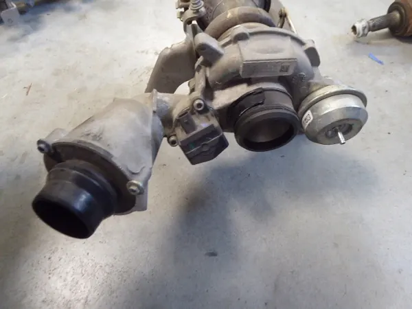 Turbo compresor E-Class W212 Lift 2.0 CGI Colector de escape OEM image 2