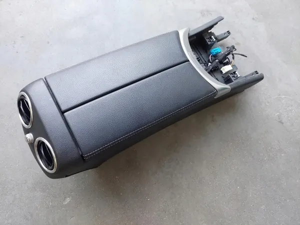 Keskikonsolin käsinoja OEM 149 Mercedes C W205 image 6