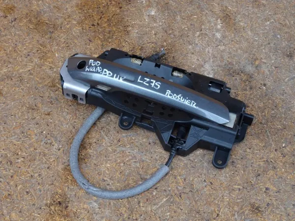 Audi A4 B9 dörrhandtagsbas 8W0837812 - Höger UK image 2