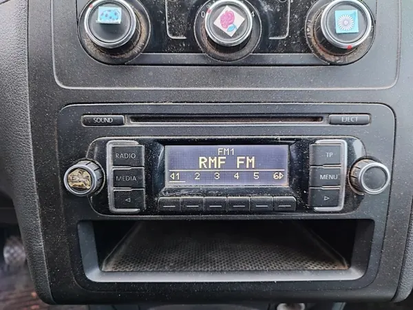 Radio CD Volkswagen OEM 5K0035156A pour Caddy III image 2
